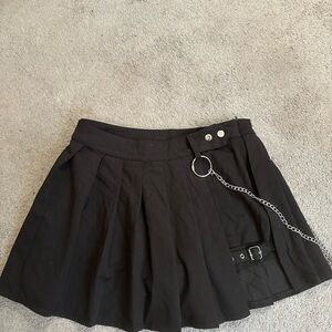 Stylish Black Pleated Skirt with Chain Detail